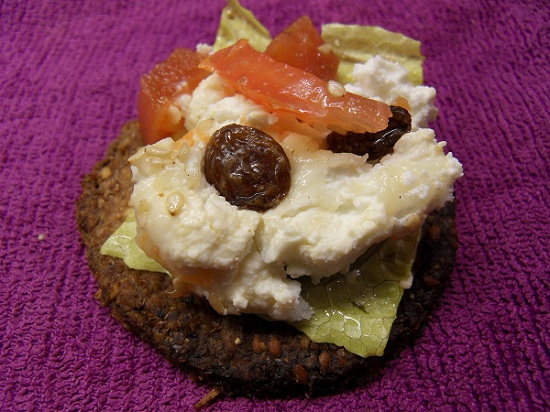 Lechuguita, queso de cabra, tomate, pasas y membrillo