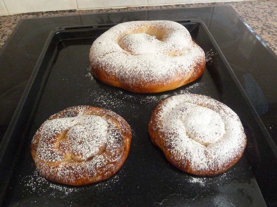 Ya apunto de incarle el diente.Lo mejor es que en casa gustaron y por la tarde de hoy de las cinco que hice ya no queda ni una.Tengo que decir que unos amigos nos visitaron y fueron tambien mis conejitos de indias.
