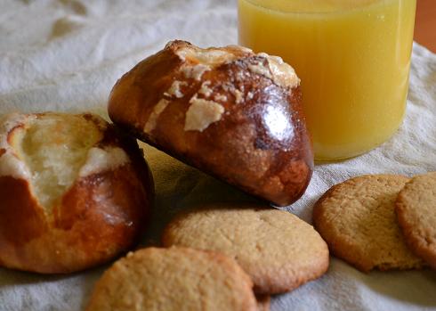 Suizos, lemon curd y galletas de espelta.jpg