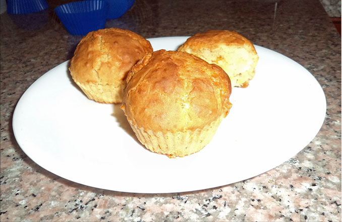 Pan con trozos de queso de jack.
