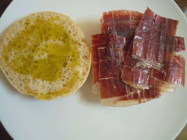 Prometo que debajo del jamón está la otra parte del muffin
