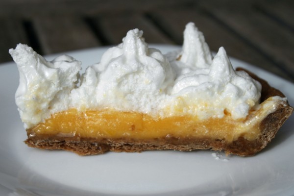 corte tarta merengue y crema de limóm.jpg