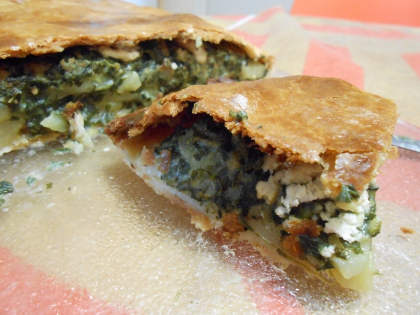 004 - empanada d´ espinacs a la crema, amb bacon, alls, ceba, mostassa, patates i formatge de cabra..(600x450).jpg