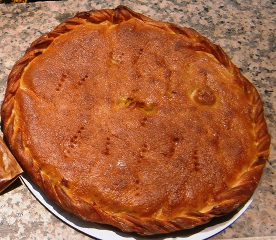 Empanada de bacalao con pasas.JPG