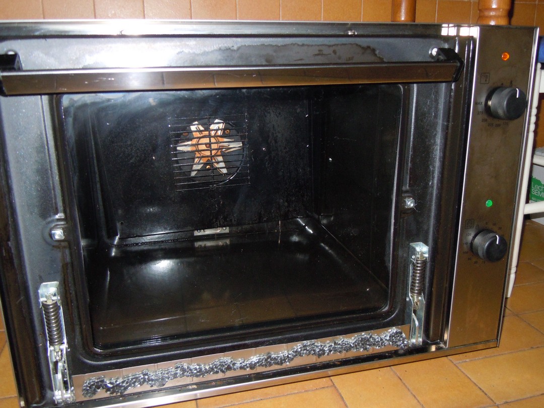 Éste es el horno. Le falta el cristal de fuera, pero ya he hablado para encargarlo.