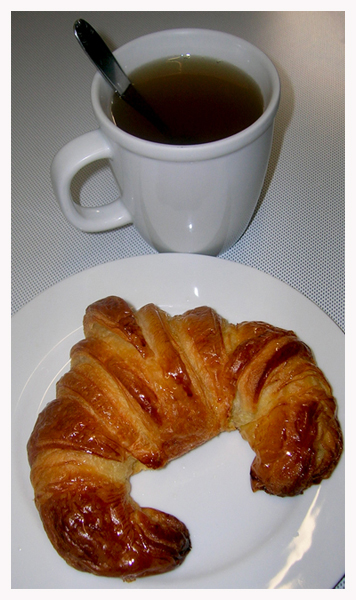 Croissant de mantequilla desayuno.jpg