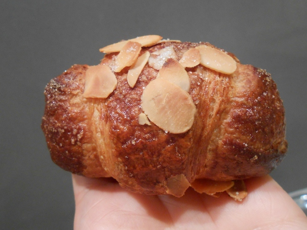 005 - croissant tancat amb ricotta (600x450).jpg