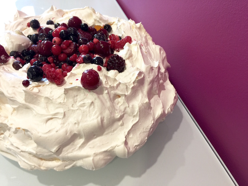 Pavlova con frutos rojos.jpg