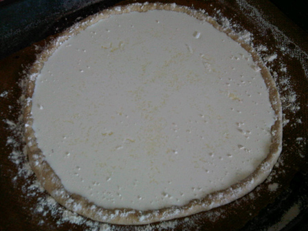 Ya tiene la nata, el azúcar y un poco de harina sobre el borde.