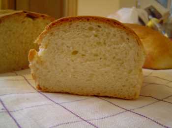 Ha salido muy bajito porque pensé que mis moldes eran pequeños y dividí la masa en dos, pero ha salido muy rico, la miga muy homogénea y blandita. Puse dos tipos de molde para experimentar, uno metálico y otro de silicona: el de silicona no se pega nada pero al ser flexible la masa se expande a lo ancho y no sube tanto el pan como en el metálico,  que al no engrasarlo se agarró un poco, pero salió sin romperse ni nada.