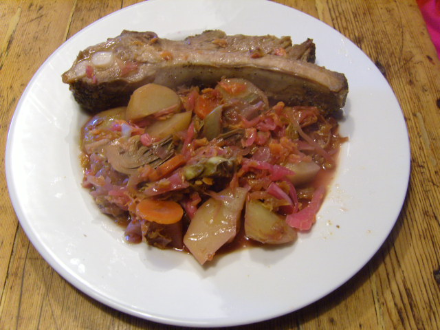 chucrut amb patates,carxofes i porc al plat.JPG