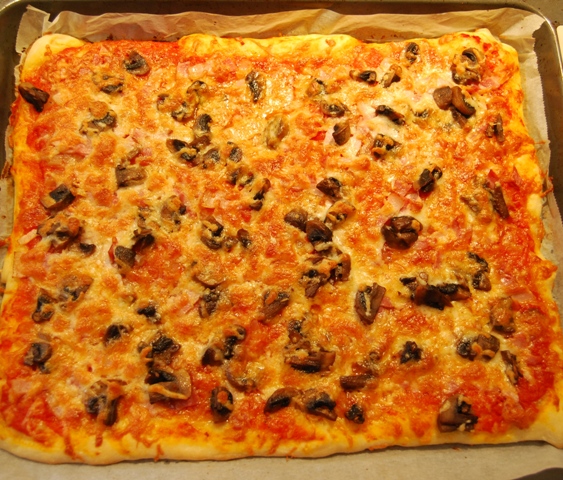 con salsa de tomate casera, cebolla, bacon, champiñones salteados y queso de cabra