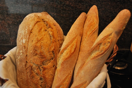 La hogaza es con masa madre y las baguettes con masa fermentada del libro de Bertinet.