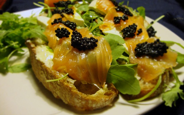 Tosta de Salmon y Huevas 2.jpg