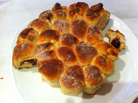 Con harina blanca trigo, levadura fresca, mantequilla y azúcar