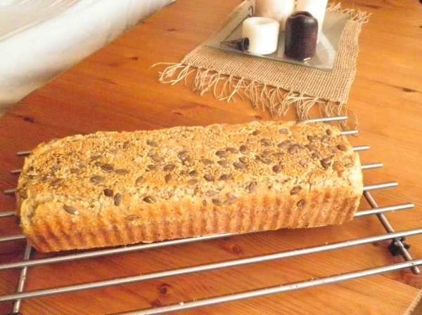 Pan de Mie integral cubierto de semillas de calabaza y linaza.jpg