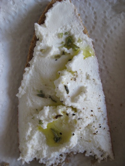 Ricotta, aceite y oregano.JPG