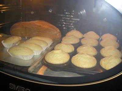 horneando magdalenas con el pan habichuela.JPG