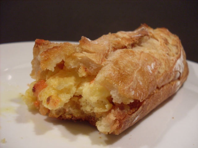 Con jugosa tortilla de queso,  nyam-nyam