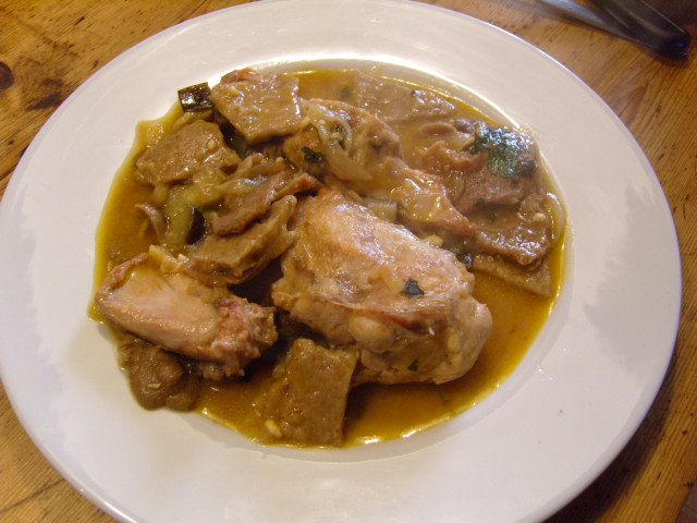 conejo con gazpachos caseros