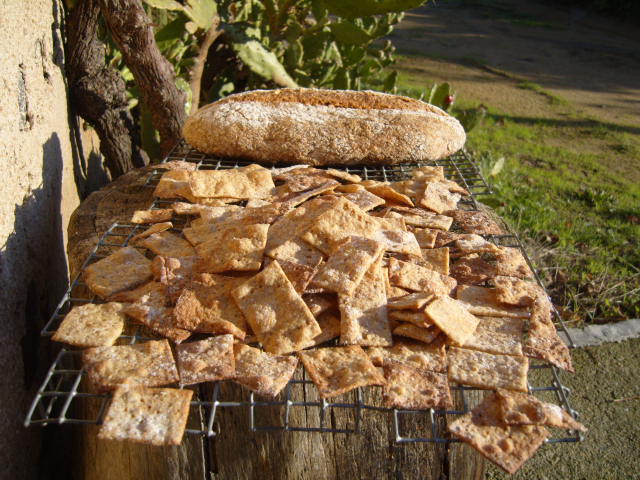 delante knäckebröd<br />detrás el pan de espelta y naranja