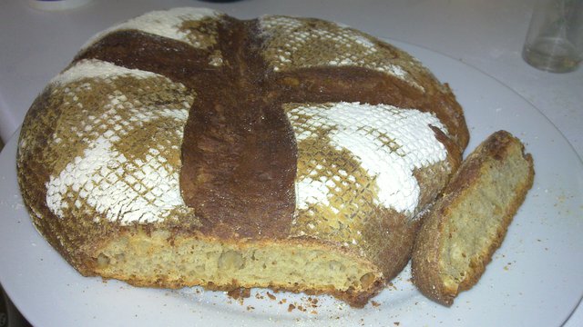 Pan abierto, la pinta no es malo, pero el sabor horrible no se me va de la boca!!