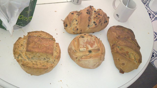 De izquierda a derecha y de abajo a Arriba. Pipas, pasas, pepinillos y queso