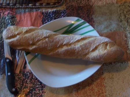 Aqui esta la ultima de mis 4 primeras baguettes, casi no llego a tiempo para fotografiarla. Quedó un poquito sosa y la corteza nada crujiente... hay que mejorar