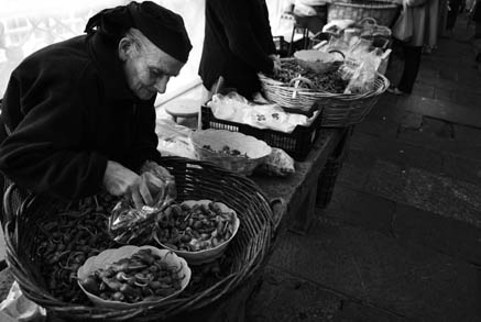 Una vendedora de pimientos de Padrón...
