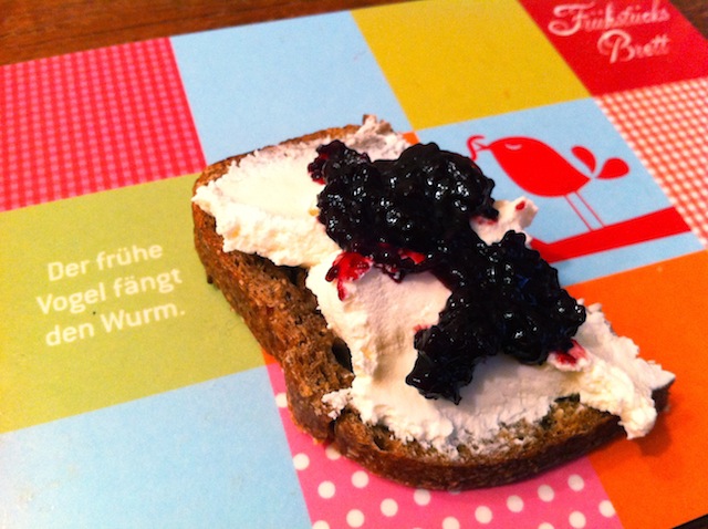 pananders&käse&schwarzejohannisbeeremarmelade.JPG